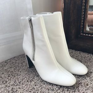 WHITE BOOTS!! size 7 1/2